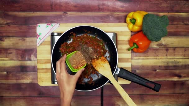 Uma Vista Superior Adicionar Pimentão Esmagado Dentro Aos Ingredientes Panela — Vídeo de Stock