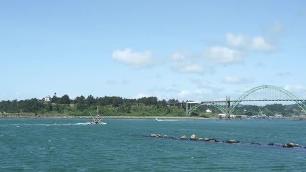 Açık Denizden Eve Dönen Bir Balıkçı Teknesi Newport Oregon Abd — Stok video