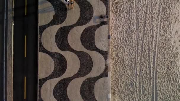 Сверху Вниз Вид Пляж Копакабана Рисунками Песке Справа Бульвар Тротуар — стоковое видео