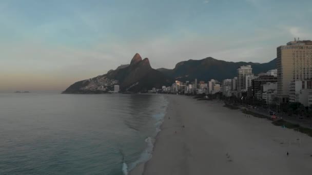 Aerial Panorama Two Brothers Mountain Revealing Empty Early Morning Beach — Stockvideo