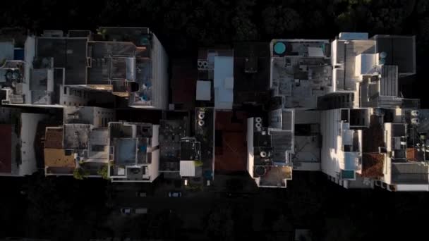 Pandangan Udara Atas Bawah Bangunan Saat Matahari Terbit Mengungkapkan Mobil — Stok Video
