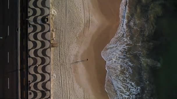 Vague Déferlant Sur Plage Copacabana Lever Soleil Avec Une Personne — Video