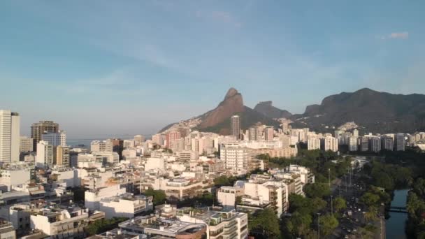 Sartén Aérea Mostrando Montaña Dos Hermanos Fondo Revelando Barrio Ipanema — Vídeo de stock