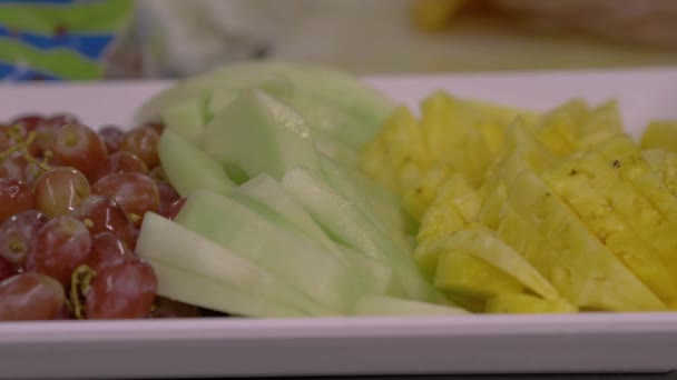 Langsam Der Pfanne Über Einen Teller Mit Frischen Früchten Schließen — Stockvideo