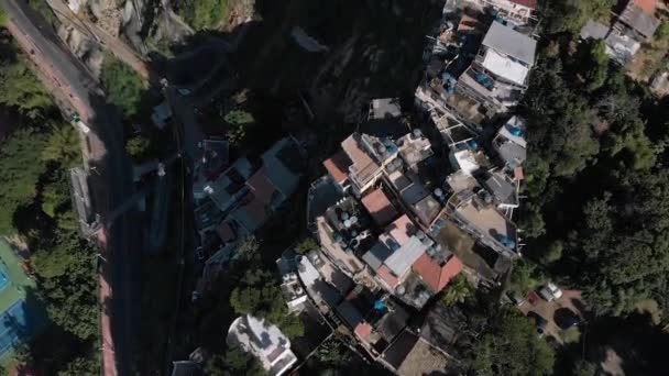 二人の兄弟の山の斜面に小さなリオ ジャネイロ ファヴェーラ チャカラを示す空中トップダウン前方の動きより大きなヴィディアル シャンティ タウンの隣 — ストック動画