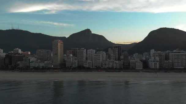 Aproximación Aérea Del Barrio Ipanema Río Janeiro Con Montaña Corcovado — Vídeo de stock