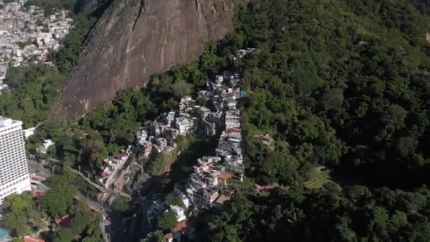 Movimiento Aéreo Hacia Atrás Que Muestra Pequeña Favela Río Janeiro — Vídeos de Stock