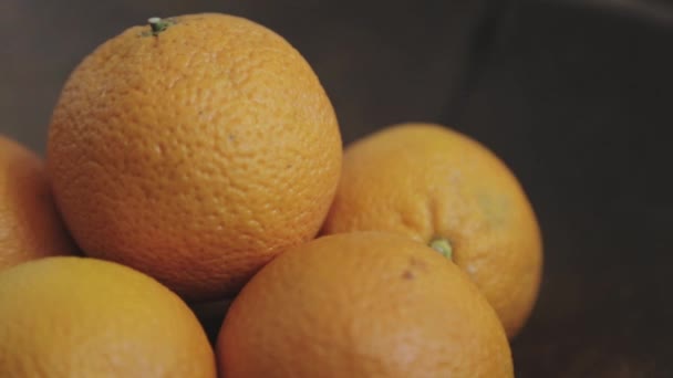Close Panning Shot Van Een Kom Sinaasappels — Stockvideo