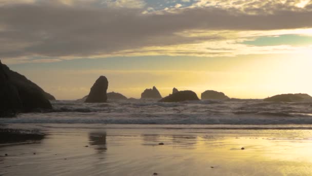 Lassú Mozgású Hullámok Jönnek Partra Egy Gyönyörű Naplementében Oregon Parton — Stock videók