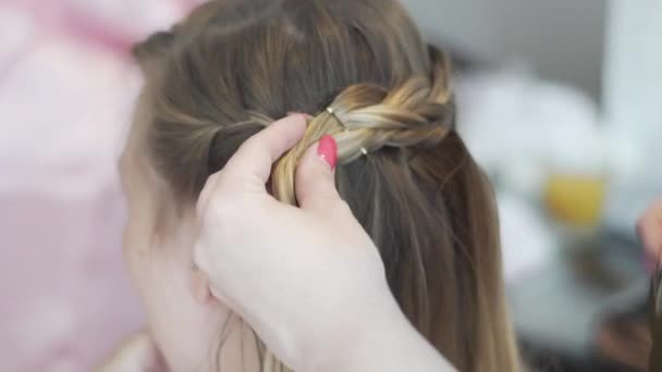 Dziewczyna Mając Jej Włosy Zrobione Przez Stylista Włosów — Wideo stockowe