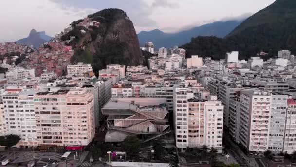 Ruch Górę Kamerą Pochyloną Dół Ukazującą Dzielnicę Copacabana Rio Janeiro — Wideo stockowe