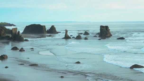 在俄勒冈州的班顿海滩 戏剧性的海景和海景堆栈 相机放大 可以看到更多美丽的海滩 — 图库视频影像
