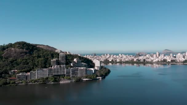 里约热内卢Lagoa Rodrigo Freitas湖周围缓慢的空中平底锅 揭示了从Ipanema居民区开始的三座山 — 图库视频影像