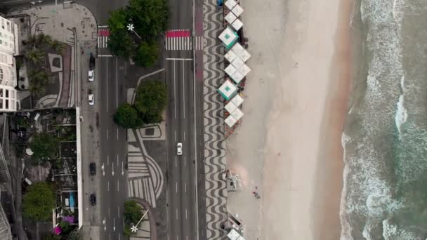 Flyg Uppifrån Zooma Copacabana Stranden Och Boulevard Med Vågor Som — Stockvideo