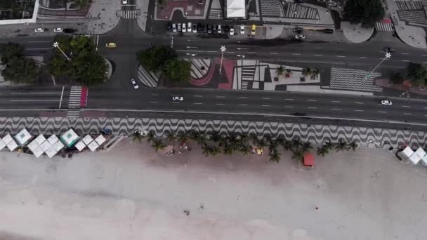 Movimiento Aéreo Hacia Atrás Inclinándose Revelando Una Tranquila Vacía Playa — Vídeo de stock