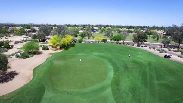 Golfista Solitario Aéreo Camina Hacia Verde Perfectamente Cuidado Scottsdale Arizona — Vídeos de Stock