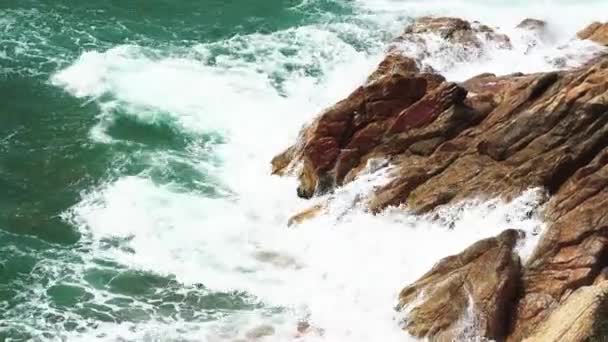 Θαλάσσια Κύματα Που Προσκρούουν Στα Βράχια — Αρχείο Βίντεο