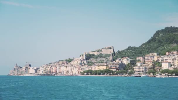 Portovenere Visto Água Dolly Mover Viajar Barco Tiro Largo Dia — Vídeo de Stock