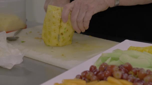 Cortando Abacaxi Fresco Para Uma Travessa Frutas — Vídeo de Stock
