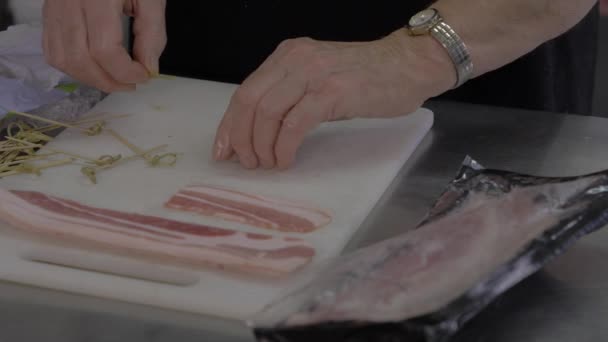 用培根和李子做了一个牛肉干开胃菜 被称为 骑马的天使 骑马的魔鬼 — 图库视频影像
