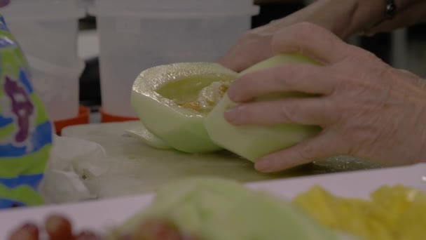 果物のサラダのためのロックメロンのスライスと準備 — ストック動画