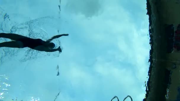 Μια Γυναίκα Που Κολυμπάει Και Γυρίζει Μια Λωρίδα Κολύμβησης Μια — Αρχείο Βίντεο