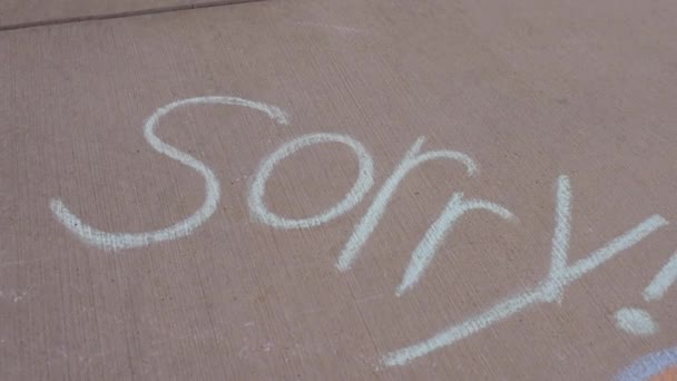 Прошу Прощения Написано Тротуаре Мелом Камеры Кастрюли Показать Сердце Chalk — стоковое видео