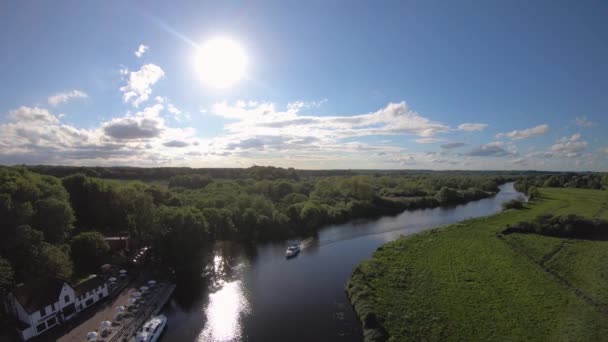 Yare Norfolk Nehri Boyunca Giden Bir Teknenin Hava Aracı Görüntüsü — Stok video