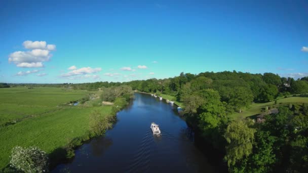 ノーフォーク ヤレ川を航行するボートの空中ドローン映像 — ストック動画