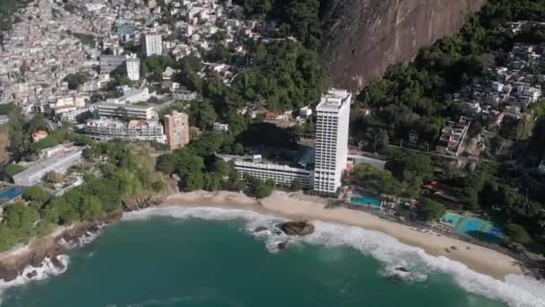 Pan Lateral Aéreo Que Muestra Playa Vidigal Con Comunidad Ciudad — Vídeo de stock