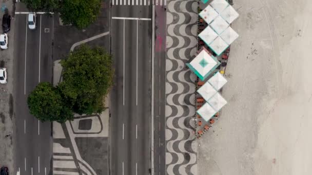 Εναέρια Κορυφή Προς Κάτω Προς Εμπρός Κίνηση Δείχνει Copacabana Παραλία — Αρχείο Βίντεο