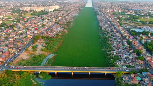 Sebuah Dolly Zoom Halus Atas Jembatan Berwarna Matahari Terbenam Dengan — Stok Video