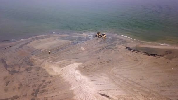 Пляж Dredging Воздушный Снимок Запись Дрона Восстановление Пляжа Строительное Оборудование — стоковое видео