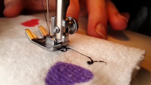 Fazendo Padrão Coração Com Fio Uma Máquina Costura Com Amor — Vídeo de Stock
