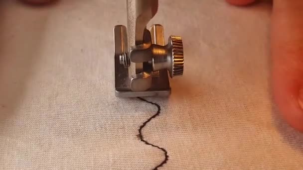 布と糸でミシンを縫い 閉じます ミシンを使ったテーラーワークショップ 若い女性の手の後ろの縫製 — ストック動画