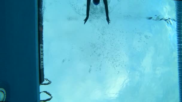雌性的水下角度平稳地游过池塘的小巷 她穿着得体的泳衣 — 图库视频影像