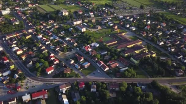 Zdjęcia Lotnicze Wsi Polsce Małego Miasteczka Kościołem Przy Zachodzie Słońca — Wideo stockowe