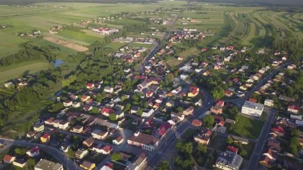 Luftaufnahme Mit Neigung Einer Kleinen Stadt Auf Dem Land Polen — Stockvideo