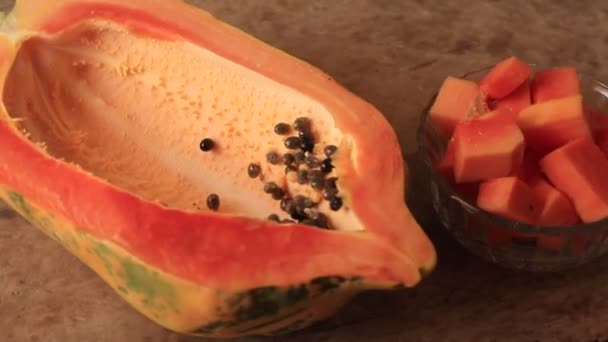 Frutas Frescas Mamão Isoladas Fundo Madeira — Vídeo de Stock