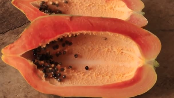 Frische Papaya Früchte Isoliert Auf Holz Hintergrund — Stockvideo