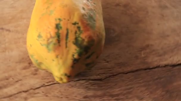 Färsk Papaya Frukt Isolerad Trä Bakgrund — Stockvideo