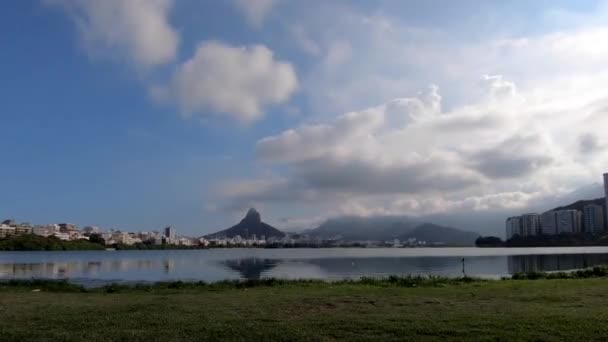 Čas Pomalu Ubíhá Rychle Pohybujících Mracích Nad Městským Jezerem Rio — Stock video