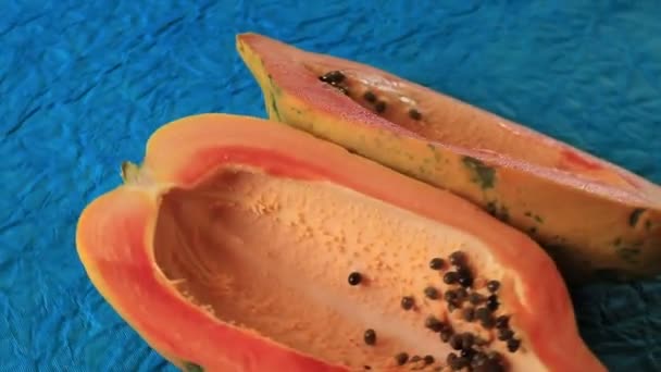 Skivad Färsk Papaya Blått Bord — Stockvideo