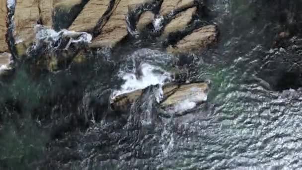 Ojo Pájaro Drone Imágenes Olas Estrellándose Las Rocas — Vídeo de stock