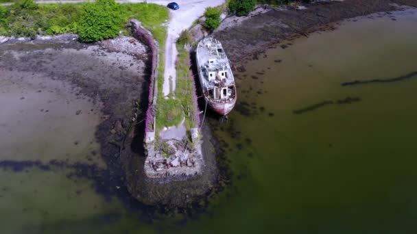 Verlaten Oude Rivierboot Een Pier Drone Beelden Vliegen — Stockvideo