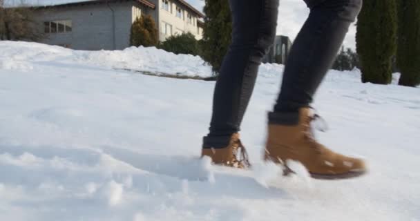 穿着靴子在冬雪中行走的女人 — 图库视频影像