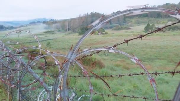 Břitva Drátěný Plot Bariéra Odděluje Krásné Krajiny Nečistoty Stezky — Stock video