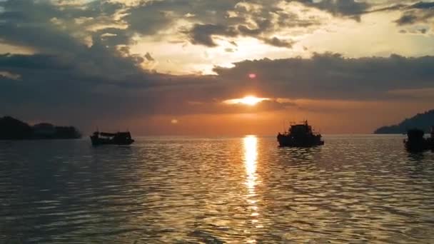 Сонце Сідає Над Човнами Затоці Борнео Малайзія — стокове відео
