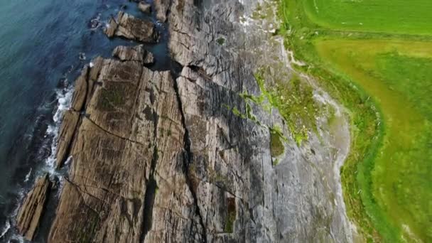 Robusta Costa Rocas Olas Con Océano Azul Campos Verdes Ojo — Vídeo de stock