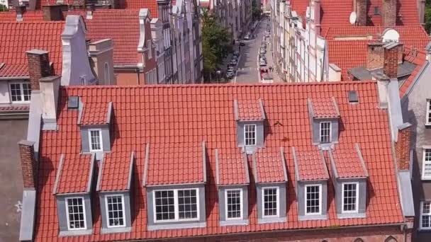 Drohnenaufnahmen Der Danziger Altstadt Rise Shot Über Eine Enge Straße — Stockvideo